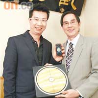 風水羅盤由觀龍師傅及Nokia香港及澳門市場營運總經理林國誠主理，夠晒專業。