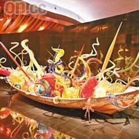 一進入賭場，便可以見到Chihuly以木船盛載玻璃工藝的作品。