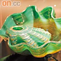 這個外形猶如貝殼的玻璃飾物，是Chihuly特別為名勝世界製作，售價SG$5,000（約HK$27,500）。