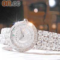 全球限量發行30枚的女裝Graffsuperstar腕錶，石英機芯裝置，30毫米錶面，錶盤配以三角形綠寶石商標，連錶冠和錶帶扣都鑲有鑽石。$4,425,000 