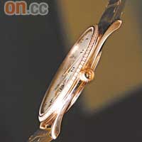 (b) 內置積家849型手動上鏈超薄機芯，令腕錶擁有輕巧流麗的線條。