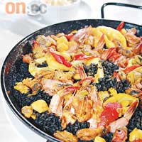 招牌菜西班牙海鮮焗飯，海鮮及飯粒的生熟度控制均恰到好處。P450（約HK$76）。