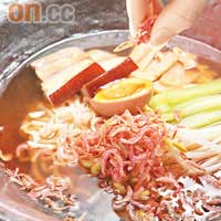櫻花蝦拉麵 $88<br>中國的蝦米能夠令菜式添香氣，而大廚說日本的櫻花蝦亦有同樣功效，把櫻花蝦烘過放在麵上，令蝦味能融於湯中，令湯底更富鮮香。