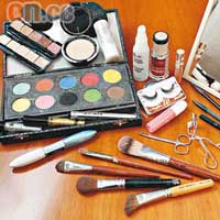化妝工具很重要，化妝掃尤其不能慳，宜選用較優質的毛，如貂鼠毛及馬毛，初學者基本也要12支化妝掃。