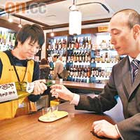 11樓售賣全國各地的清酒，買之前更可先歎一杯，當然要付錢啦！300日圓起（約HK$26）。