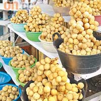 蘆菇產自泰國和其他熱帶國家，街上不時可見生果檔有售。