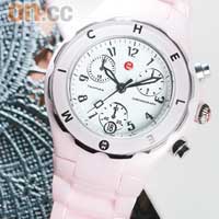 Michele粉紅色搪瓷Chrono腕錶 $10,700（B）<BR>於3時位置旁綴有品牌「雙M」Logo錶冠，錶圈獨特地飾有品牌名稱M-I-C-H-E-L-E，備有瑞士製造的三圈計時器及日期顯示，防水功能5 ATM，備有白色及粉紅兩色選擇。