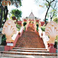 信眾要經東邊的樓梯登上佛殿，梯的兩邊擺放了那伽等守護神雕像。
