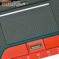 紅色機殼配以防滑壓紋的設計極為討好，難得在娛樂型機種上都配備了指紋辨識器。
