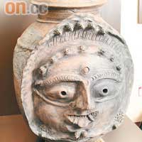 這個水壺以印度教的神祇毗濕奴為題，據知尼泊爾人相信此水缸有神的庇佑，能潔淨水源保平安。