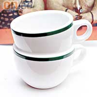 鴛鴦杯<br>陶藝家李慧嫻以兩隻杯重疊，設計出一隻鴛鴦杯，道出港式茶餐廳喜將奶茶、咖啡二合一的文化特色。 $150