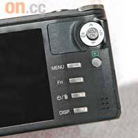 CX3沿用GR Digital的十字操控盤，調校拍攝設定或睇相就更方便。