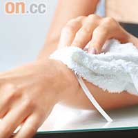 Step 2：用毛巾沾濕紙張，用力按30秒，確認圖案印在皮膚上便可小心掀起紙張，待乾一分鐘。圖案大約可持久兩日。