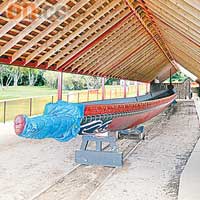 每年特定日子，毛里人都會划出其傳統戰船。