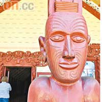 酋長會議室前的毛里族雕刻，風格獨特。