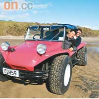 Andrew和Diane專程從歐洲訂了架紫色越野車接人上沙丘穿梭。