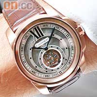 Calibre de Cartier飛行陀飛輪腕錶，採用品牌全新Calibre de Cartier的錶款，搭載9452MC日內瓦印記飛行陀飛輪機芯。備有18K白金或玫瑰金款式。18K玫瑰金款式$805,000