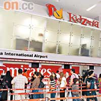 KidZania入口由阿聯酋航空贊助，進場時就像辦理登機手續一樣。