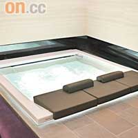 雙人房內設置按摩浴池，寬敞舒適。