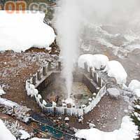 地獄谷噴泉溫度為90℃，噴出的蒸氣更高達10米，已被列為「天然紀念物」。