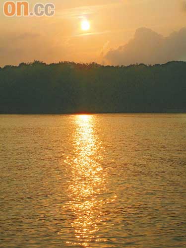 日月潭景色出名多變，醉人夕陽景致教人百看不厭。 