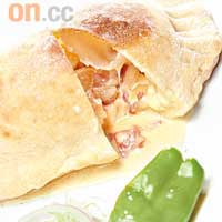 New York Calzone $45<BR>意大利傳統餡餅，餡料以煙肉與Ricotta及Mozzarella芝士混成，放在店內石烤爐中焗熟，家鄉風味濃郁。