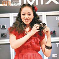 模特兒襯番Panasonic G2新機顏色行Catwalk，扭芒換鏡玩自拍型到爆。