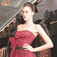 紅色豹紋tube dress	$27,400<BR>黑色stones hairband	$6,800
