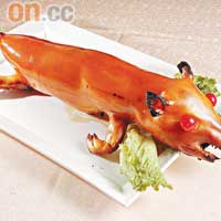 蝦禾米乳香豬 原隻$550<BR>將蝦米混合米飯炒香，再塞滿原隻乳豬，然後燒香，便成為內香外脆的乳香豬。
