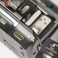 淨重320g手掌咁細的高清攝錄機都有Hotshoe，可自行加裝收音咪、攝錄燈等強化配件。售價：$7,480（HF M300）待定（HF M31）