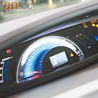 儀錶板會顯示引擎和馬達的運作狀況，讓車主清楚掌握耗油情況。