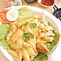泰式海南雞 $43/例 $78/半隻 $150/全隻<BR>用的是第一手冰鮮雞，師傅把其放入以多種香料煮成的醬汁中浸煮1小時，出品入味兼皮脆肉嫩。