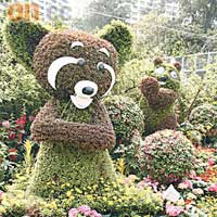 海洋公園的「花花世界」把園內至有名的動物搬進花展中，當中當然唔少得剛加入的新成員「小熊貓」啦！