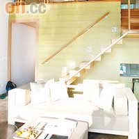 別墅利用高樓底的優點，作半複式設計，客廳跟睡房以一條樓梯分隔。