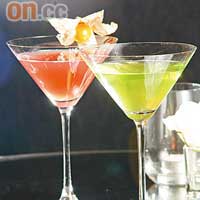 Japanese Slipper（前） $80、French Martini（後） $98<BR>兩款Cocktails味道香甜，容易入口，適合女士飲用。