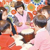 課堂上孩子會接觸各種有趣樂器。