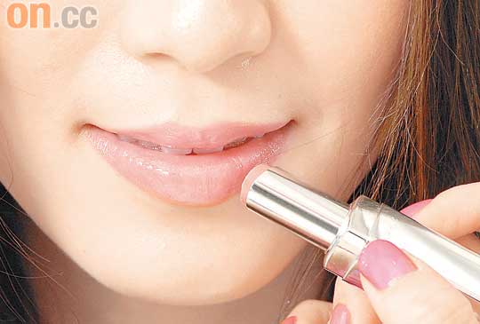 Step5：在櫻唇上塗上兼有唇彩效果的唇膏，令雙唇即時變得潤澤剔透。