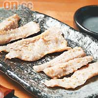 椒鹽霜降黑豚肉　$78<BR>黑豚肉近年愈見流行，連日式燒肉都有它蹤影，這次選來豬頸肉部分，肥瘦夾雜得剛好，撒上椒鹽更惹味。