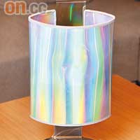 閃令燈罩<BR>圓桶外形看似單調，其閃令令燈罩卻可演變出多種不同色彩，輕易吸引眾人目光。$2,300（a）