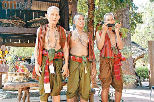 傳奇的馴象大師Mu（左）與夥伴們，都穿起昔日獵象戰衣，向遊客展示當年雄姿。