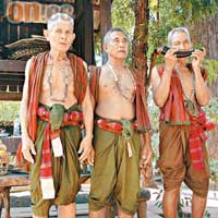 傳奇的馴象大師Mu（左）與夥伴們，都穿起昔日獵象戰衣，向遊客展示當年雄姿。