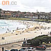 長1公里的Bondi Beach，是悉尼最靚沙灘之一，浪大又沙細。
