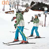 有戀人穿上情侶裝來滑雪。