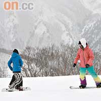 雪場上可進行各式滑雪運動，當中以滑雪板最受年輕人歡迎。