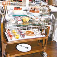 餐廳保留了四部古董餐車，這架Christofle出品便用來放置甜品，供大家細心挑選。