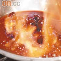 烹調火燄美酒煮櫻桃時，大家不止看到火光熊熊，還傳來櫻桃香氣，非常吸引。