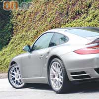 Facelifted前後的Porsche 911 Turbo，可從部分外觀特徵分辨出來，如尾翼、輪圈等。