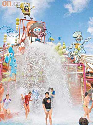 一家大細來到Dreamworld，想玩水、衝水、撲水、倒水乜都得！