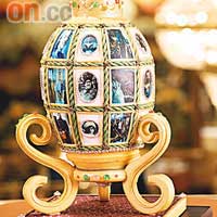 費伯奇彩蛋 （h）大碼 （高36cm） $650、中碼 （高30cm） $450、細碼（高16cm） $250<BR>費伯奇彩蛋是古俄羅斯皇室慶祝復活節必備之物，至今已有115年歷史。九龍香格里拉酒店以朱古力重塑皇室彩蛋，精雕細琢令人目不暇給。