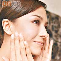 利用面部按摩法，把新生高效緊緻護膚霜搽在掌心上，待其溫熱後，在鼻翼兩側抹開，由內至外、上至下的按摩面部。